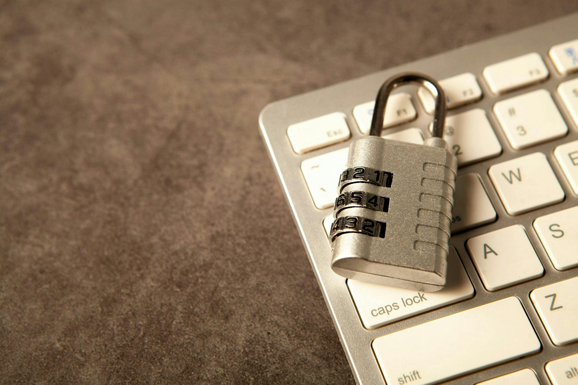 Cadenas à code posé sur un clavier d’ordinateur